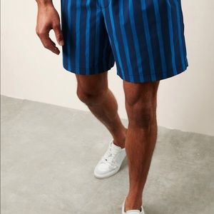 NWOT tags Banana Republic men’s stylish 7” Navy Stripe Quick Dry Hybrid Shorts